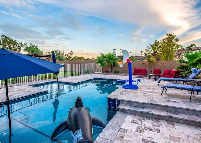 Group Getaway W/ Pool & Putting In Glendale *