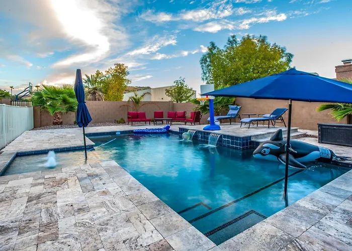 Group Getaway W/ Pool & Putting In Glendale Phoenix