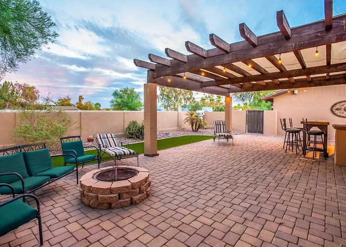 Group Getaway W/ Pool & Putting In Glendale *