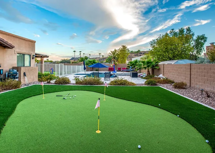 Group Getaway W/ Pool & Putting In Glendale *