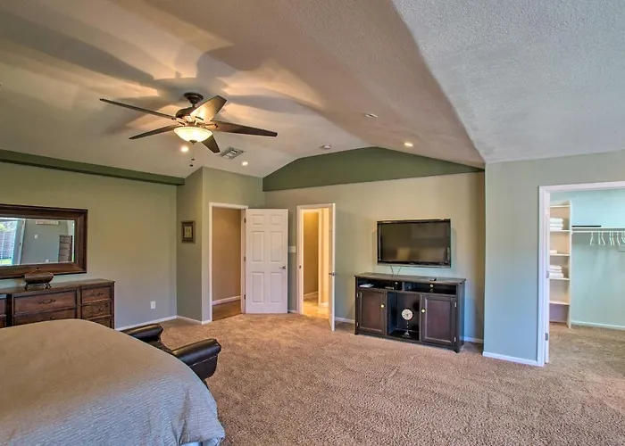 Group Getaway W/ Pool & Putting In Glendale Phoenix