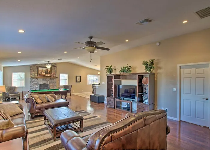 Group Getaway W/ Pool & Putting In Glendale Phoenix