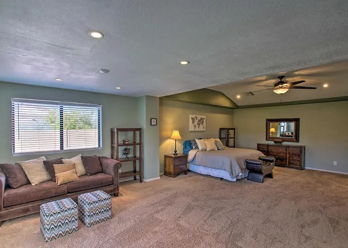 Group Getaway W/ Pool & Putting In Glendale Phoenix