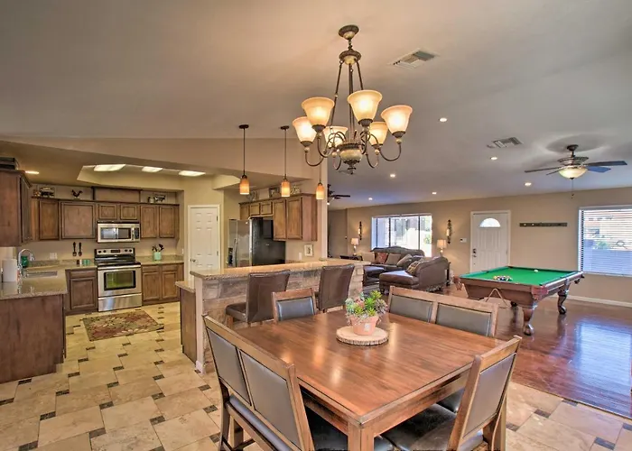 Group Getaway W/ Pool & Putting In Glendale Phoenix